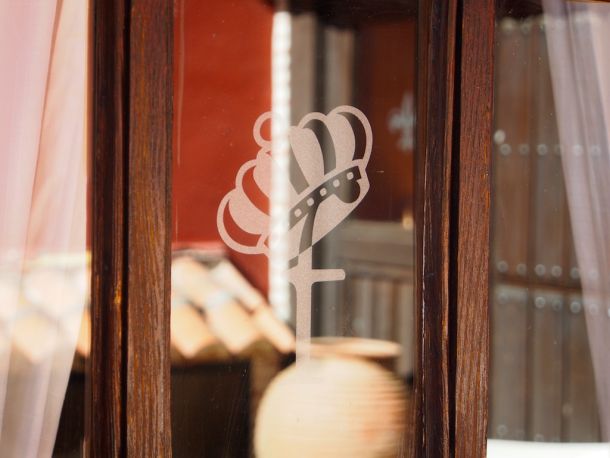 Ventana del restaurante con el logotipo de Los Infantes de Simancas