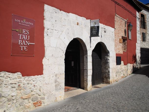 Entrada calle Las Tercias del Restaurante Los Infantes de Simancas